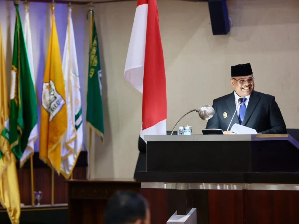Foto: Pj Gubernur Aceh Safrizal Menghadiri Rapat Paripurna DPR Aceh Tahun 2024 dengan Agenda Penyampaian Pendapat Pembahas Terhadap Rancangan Qanun Aceh Program Legislas Aceh Prioritas Tahun 2024 (Prakarsa Pemerintah Aceh) Serta Penyampaian Pendapat Gubernur Aceh, di Gedung  Utama DPR Aceh, Kamis 26/9/2024.