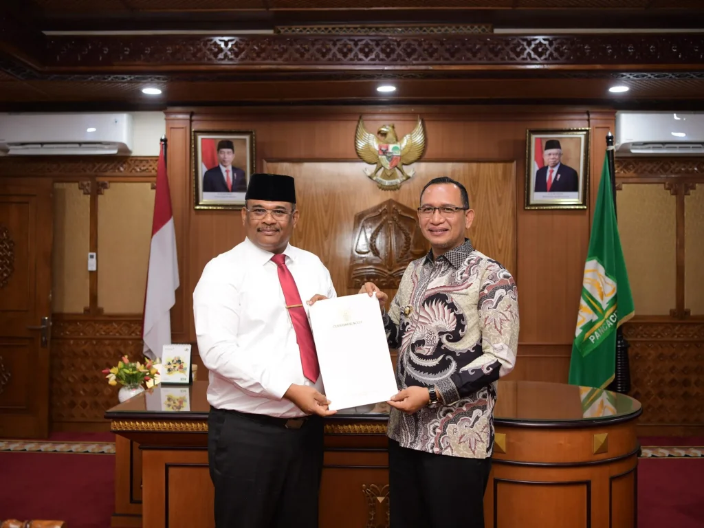 Foto: Pj. Gubernur Aceh, Dr. H. Safrizal ZA, M.Si., menyerahkan SK perpanjangan masa jabatan Pj. Bupati Aceh Selatan Cut Syazalisma, S.STP, M.Si di ruang kerja Gubernur Aceh, jum’at, 27/09/2024
Pukul : 18.25 sd 18.30