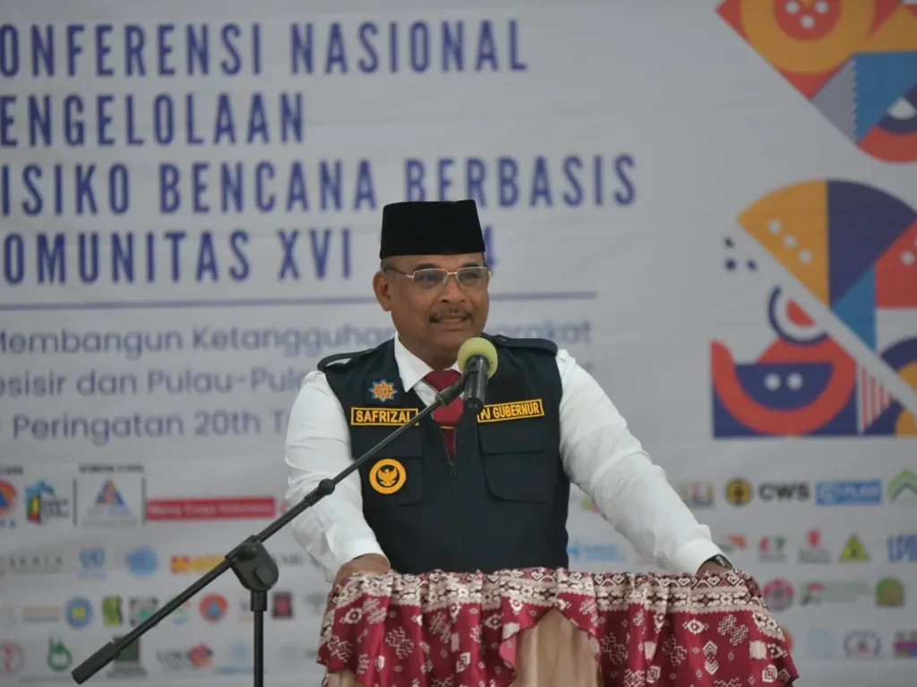 Foto: Pj. Gubernur Aceh, Dr. H. Safrizal, ZA. M. Si Menyampaikan Sambutan Sekaligus Membuka Konferensi Nasional Pengelolaan Risiko Bencana Berbasis Komunitas XVI 2024 di Gedung PMI Banda Aceh, Kamis, 03/10/2024.