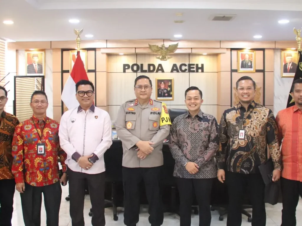 Foto: Kapolda Aceh Irjen Achmad Kartiko menerima audiensi Otoritas Jasa Keuangan (OJK) Provinsi Aceh di ruang kerjanya, Kamis, 3 Oktober 2024.