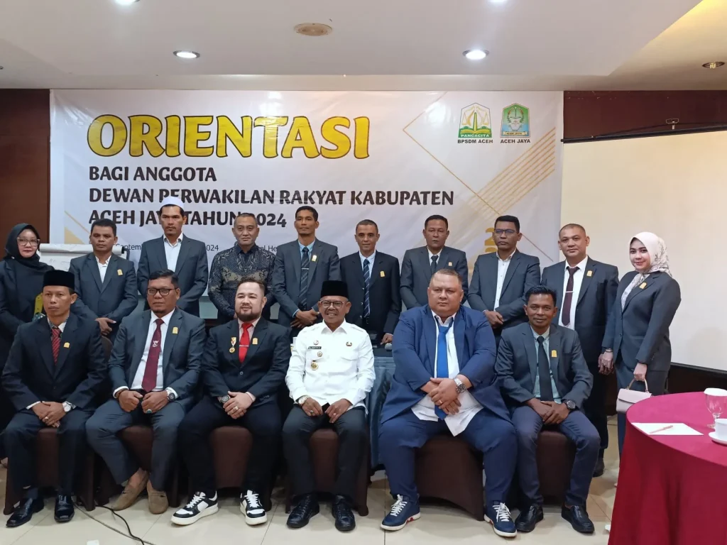 Foto: Penjabat (Pj) Bupati Aceh Jaya, Dr. A. Murtala, M.Si, secara resmi menutup kegiatan Orientasi bagi Anggota Dewan Perwakilan Rakyat Kabupaten (DPRK) Aceh Jaya Tahun 2024 yang berlangsung di Hotel Hermes, Banda Aceh, pada Jumat (4/10/2024). Kegiatan yang diadakan selama beberapa hari ini diharapkan mampu membekali anggota DPRK dalam menjalankan tugas dan fungsinya sebagai wakil rakyat.