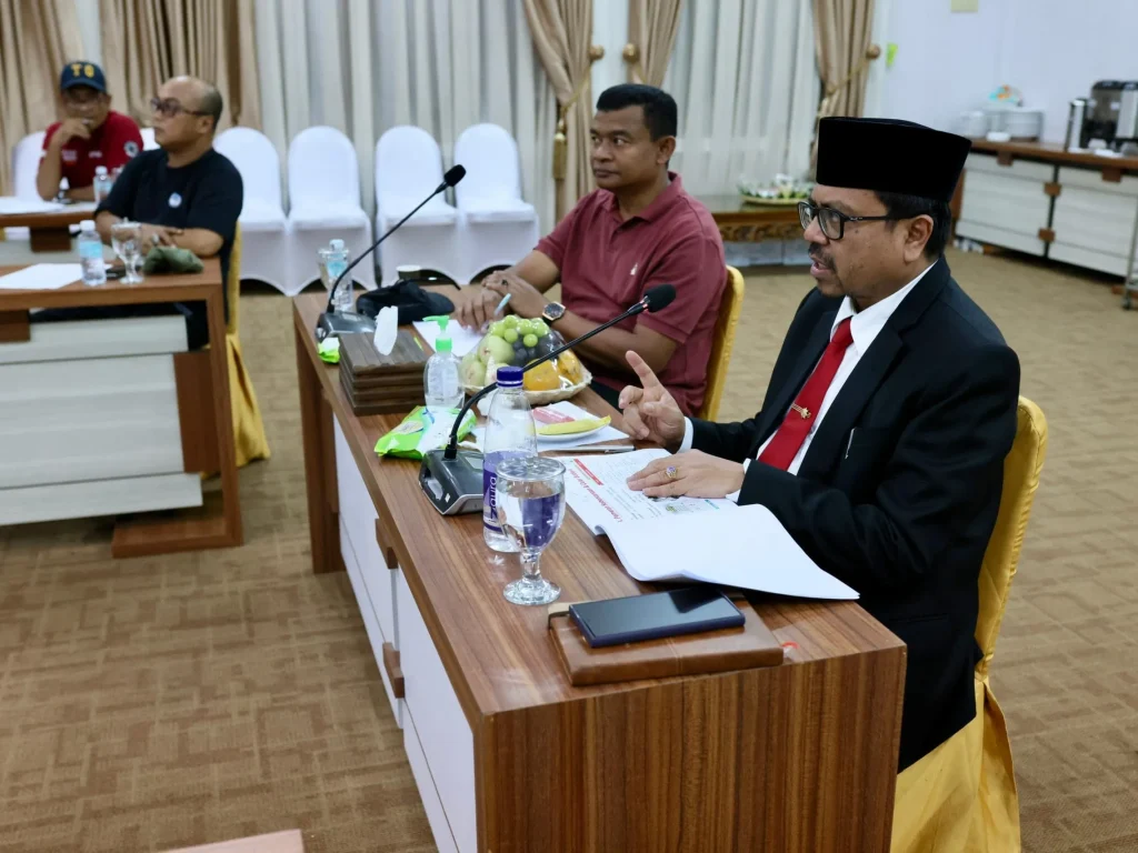 Foto: Pelaksana Harian (Plh) Sekretaris Daerah Aceh, Azwardi, memimpin rapat persiapan menjelang peringatan Bulan Pengurangan Risiko Bencana (PRB) tahun 2024 yang akan berlangsung pada 8 hingga 10 Oktober 2024 di Banda Aceh. Rapat berlangsung di Rumah Dinas Wakil Gubernur Aceh, Sabtu (5/10/2024).