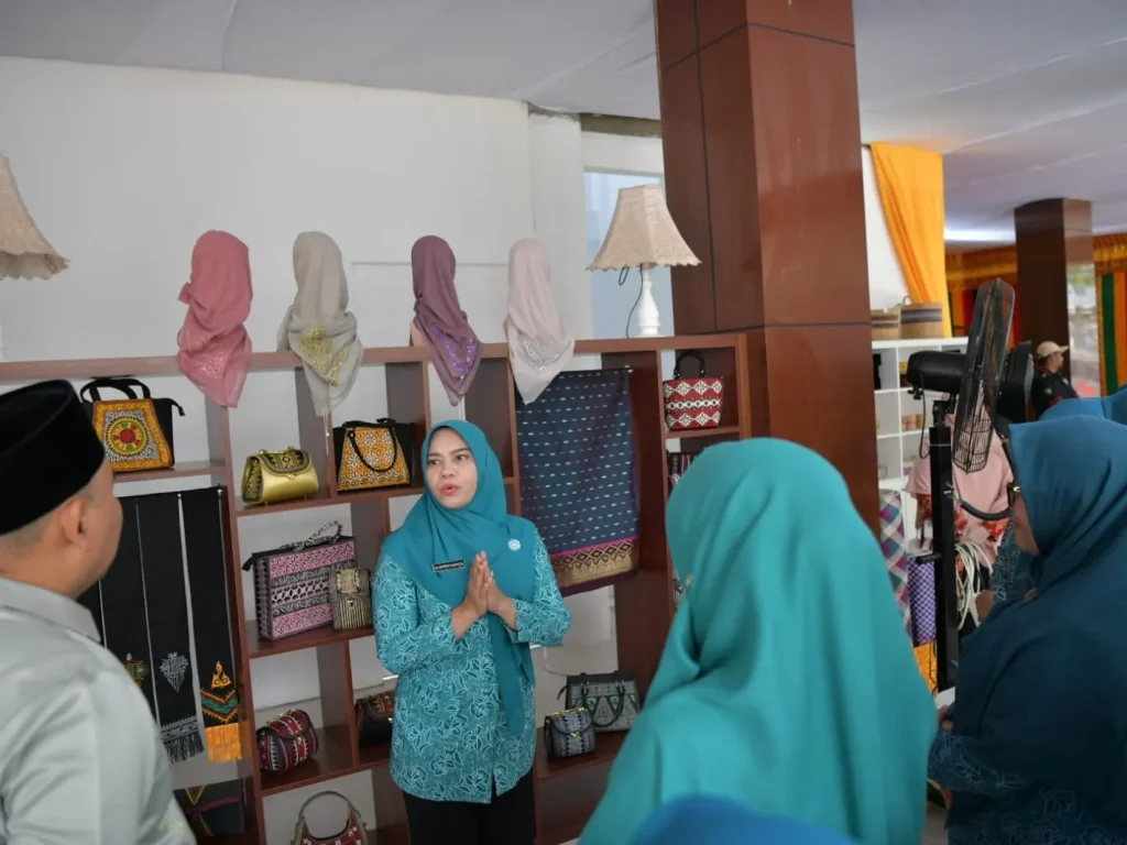 Foto: Penjabat Ketua Tim Penggerak PKK Aceh, Hj. Safriati, mengunjungi Dewan Kerajinan Nasional Daerah (Dekranasda) Kota Lhokseumawe, Sabtu, 5/10/2024