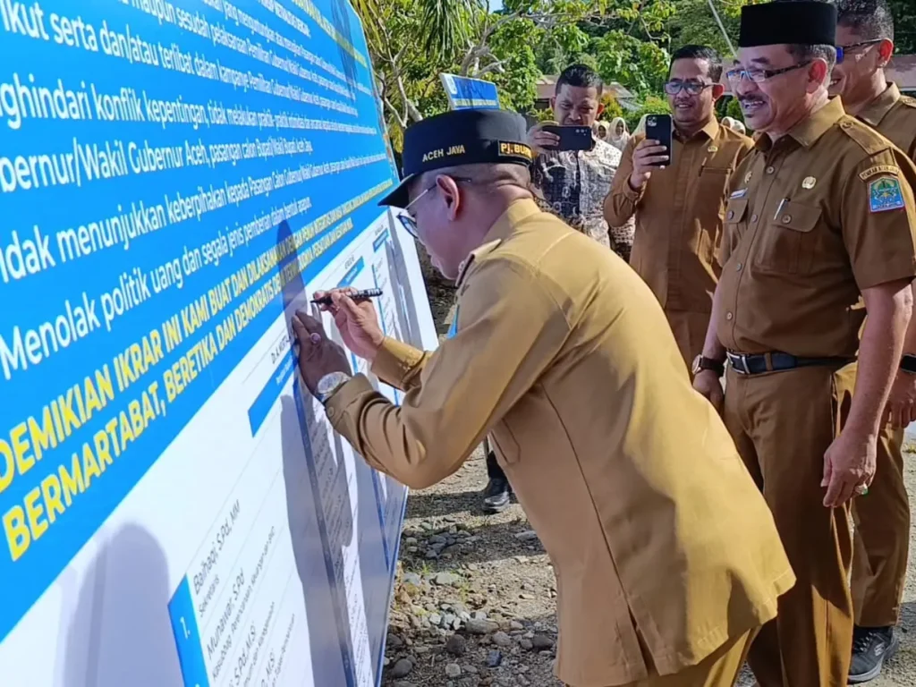 Foto: Pj Bupati Aceh Jaya melakukan penandatanganan ikrar netralitas oleh seluruh ASN dan tenaga pendidik di Lingkungan Dinas Pendidikan dan Kebudayaan Aceh Jaya, sebagai bentuk komitmen mereka untuk menjaga profesionalisme dan tidak berpihak dalam pelaksanaan Pemilukada 2024