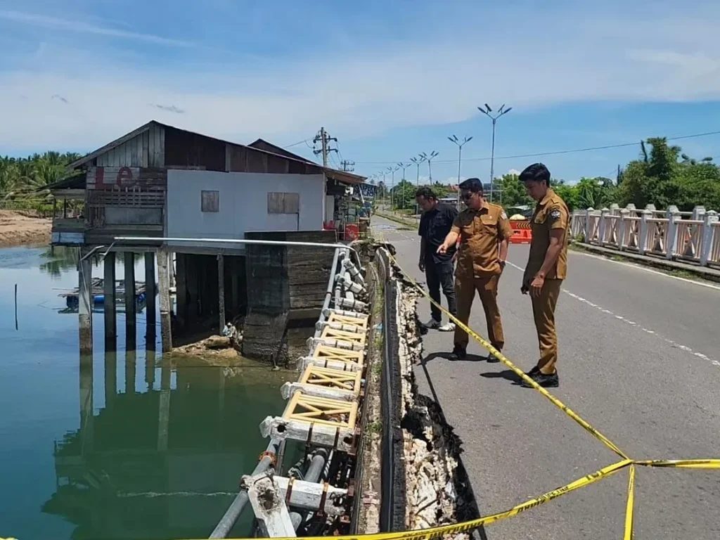 Foto: Pemerintah Kota (Pemko) Lhokseumawe lakukan peninjauan ke jembatan Loskala yang mengalami kerusakan
