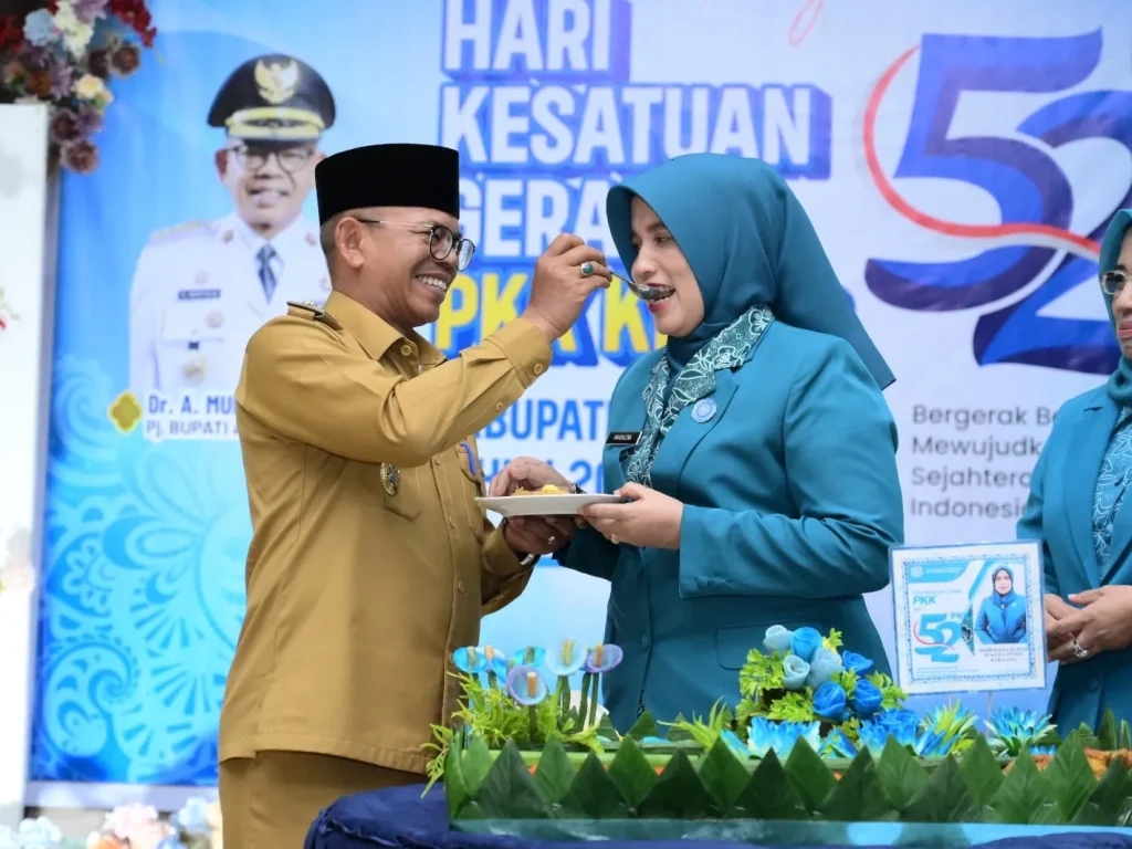 Foto: Penjabat Bupati Aceh Jaya, Dr. A. Murtala, M.Si, menyuapi  Ketua TP PKK Kabupaten Aceh Jaya, Mahdalena, SE, MSM pada Peringatan Hari Kesatuan Gerak (HKG) PKK Kabupaten Aceh Jaya ke 52 tahun 2024