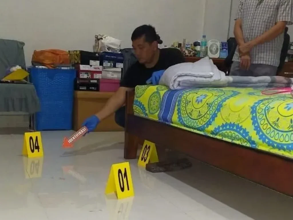 Foto: Unit Inafis Sat Reskrim Polres Lhokseumawe melakukan olah tempat kejadian perkara (TKP) terkait penemuan seorang perempuan dalam kondisi meninggal dunia di rumah toko (ruko) yang juga berfungsi sebagai tempat praktek dokter di Jln. Merdeka, Gampong Kuta Blang, Kecamatan Banda Sakti, Kota Lhokseumawe, Senin (08/10/2024) malam.