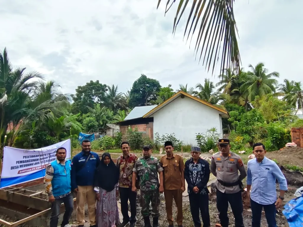 Foto: Pjs External Relation Manager PGE, Agus Salim saat kegiatan peletakan batu pertama Pembangunan RLH di Gampong Meudang Ara, kec Baktiya