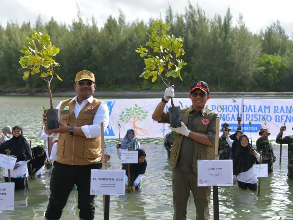 Foto: Pj. Gubernur Aceh, Dr. Safrizal, ZA, M. Si mendampingi Kepala BNPB Pusat, Letnan Jenderal TNI Suharyanto, S.Sos., M.M. Mitigasi Vegetasi " Penanaman Manggrove) pada peringatan Pengurangan Resiko Bencana (PRB) Tahun 2024 di Kuala Cangkoi, Ulee Lheu, Banda Aceh