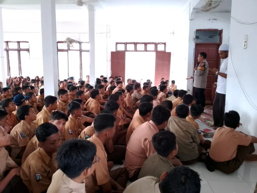 Foto: Kapolsek Blang Mangat, AKP Sapruddin sosialisasi Kenakalan Remaja di SMP Negeri 11 Lhokseumawe