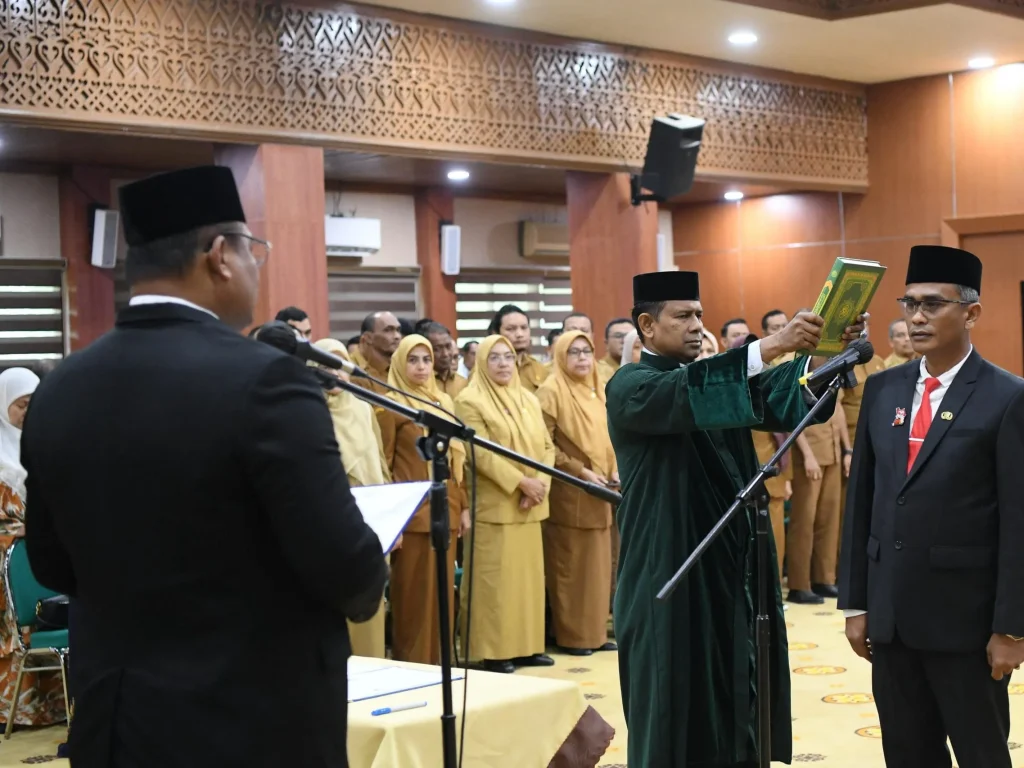 Foto: Penjabat Gubernur Aceh, Dr. H. Safrizal ZA, M.Si, melakukan pengambilan sumpah jabatan dan pelantikan Khudri, S.Ag. MA sebagai Sekretaris Dewan Perwakilan Rakyat Aceh di Gedung Serbaguna Sekda Aceh ,Senin, 14/10/2024,