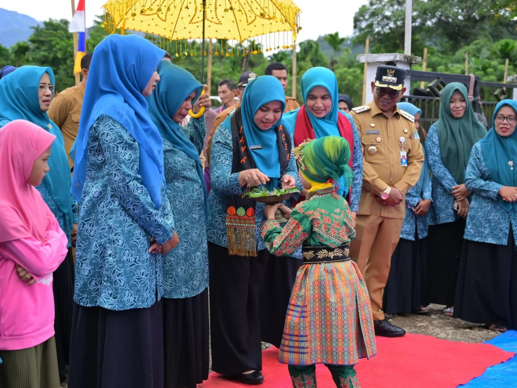 Foto: Pj. Bupati Aceh Jaya, Dr. A. Murtala, M.Si., bersama Pj. Ketua TP PKK Aceh Jaya, Mahdalena, S.E., MSM., dengan hangat menyambut kedatangan Pj. Ketua TP PKK Aceh, Ny. Safriati Safrizal, S.Si., M.Si., di Gampong Sango, Kecamatan Jaya, Kabupaten Aceh Jaya