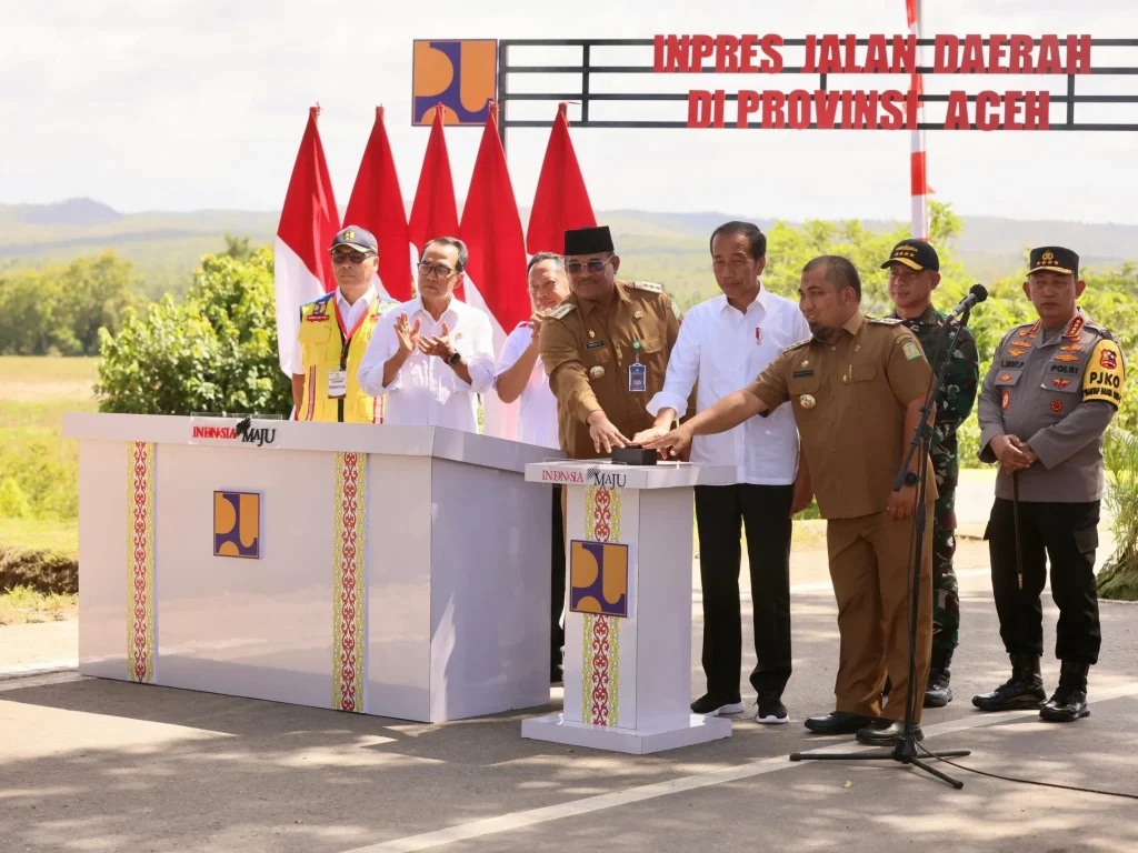 Foto: Pj Gubernur Aceh, Dr.H Safrizal, ZA, M.Si mendampingi Presiden Joko Widodo (Jokowi) meresmikan pembangunan jalan dan jembatan di 14 kabupaten/kota di Aceh yang digelar di Blang Bintang, Jalan Daerah Kecamatan Darul Imarah Aceh Besar, Selasa, (15/10/2024).