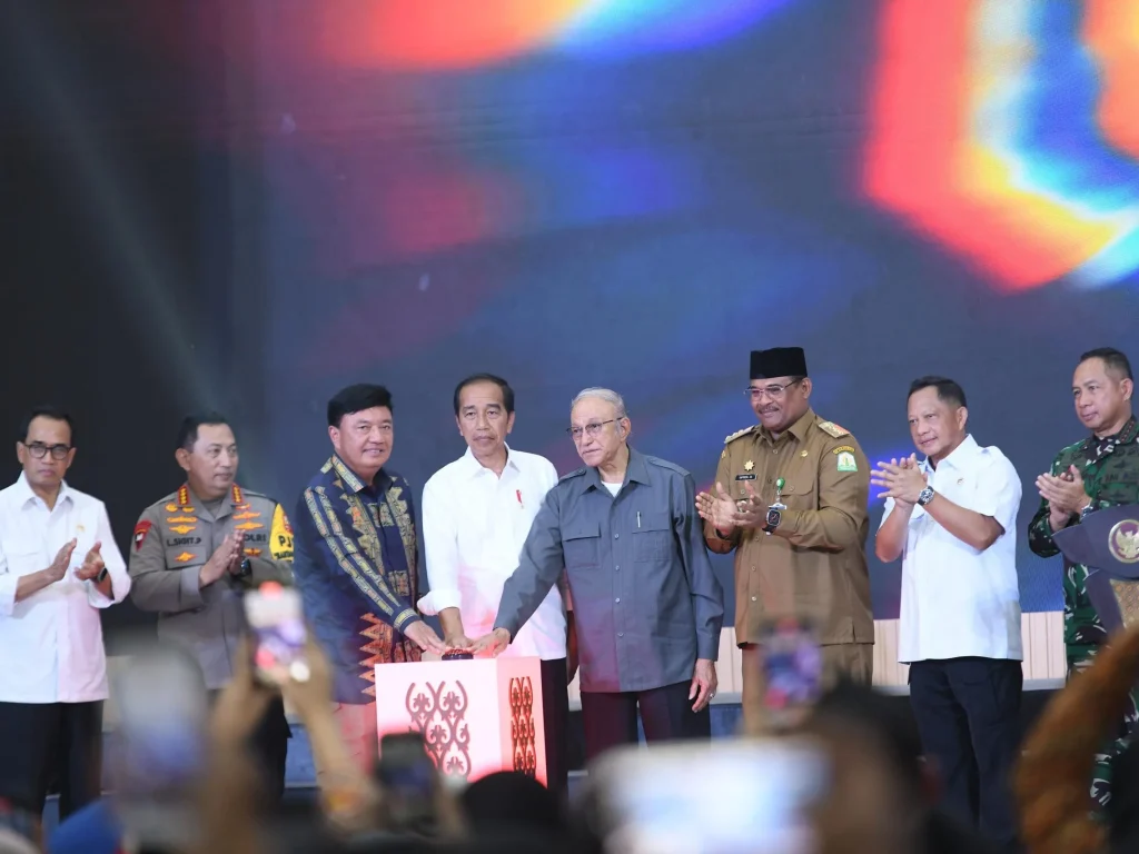 Foto: Pj Gubernur Aceh Dr. H, Safrizal, ZA, M.Si  mendampingi Presiden RI Ir, H, Joko Widodo saat menekan tombol tanda diresmikan Gedung Aneuk Muda Aceh Unggul Hebat (Amanah) di Ladong Aceh Besar, Senin 15/10/2024