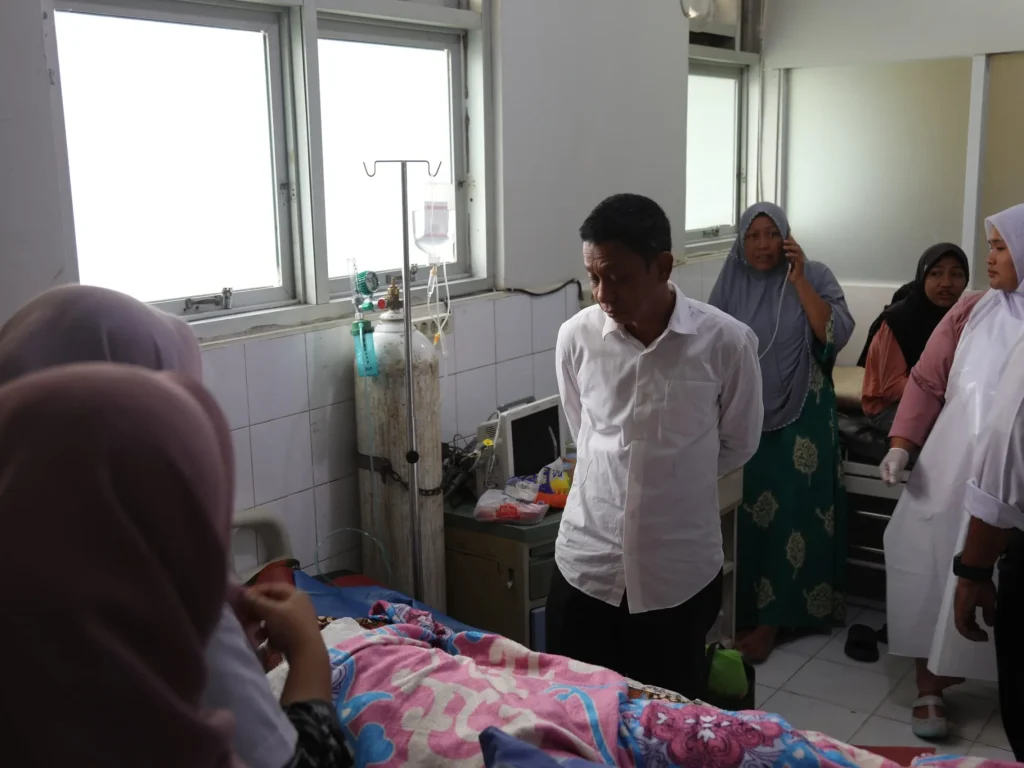 Foto: Sekretaris Daerah (Sekda) Kota Lhokseumawe, T Adnan saat meninjau kondisi para korban Penyiraman Air Baterai di RSUCM
