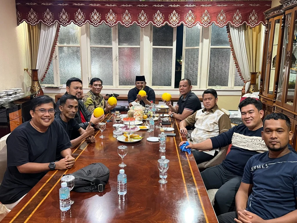 Foto: Pj Gubernur Aceh Dr, H, Safrizal, ZA, M.Si didampingi Plt Sekda Aceh Drs, Muhammad Diwarsyah, M. Si, kepala DPMG Aceh dan Kadisbudpar Aceh menerima Silaturrahmi petani Melon Iskandar(Aby kandar ) di pendopo Gubernur Aceh.