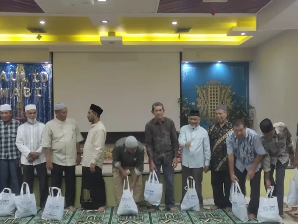 Foto: Penyerahan Sembako Kepada Pensiunan
