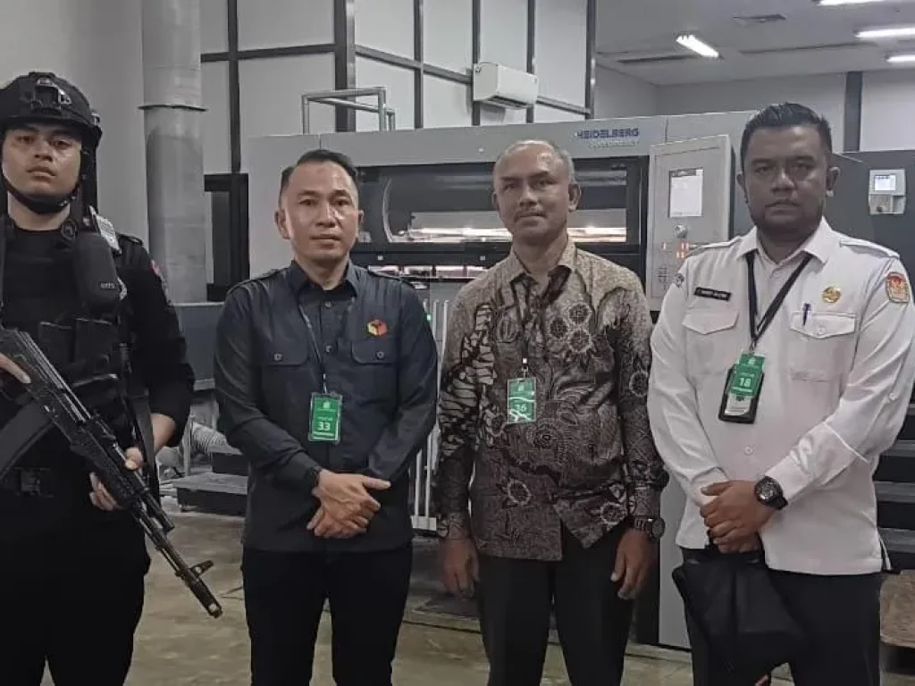 Foto: Ketua Panitia Pengawas Pemilihan (Panwaslih) Aceh Utara, Sudirman, S.H., melakukan pemantauan langsung terhadap proses percetakan surat suara Pilkada Aceh Utara di PT Macanan Jaya Cemerlang, Klaten, Jawa Tengah.