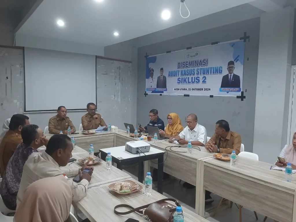 Foto: Kepala Dinas Pemberdayaan Masyarakat, Pengendalian Penduduk, dan Keluarga Berencana (DPMPPKB) Kabupaten Aceh Utara, Fuad Mukhtar, S.Sos., M.S.M membuka acara Diseminasi Audit Kasus Stunting (AKS) Siklus 2 Tahun 2024, di lantai 2 TR Coffee, Jalan Mesjid Baiturrahman, Kota Lhokseumawe, pada Senin (21/10/2024).