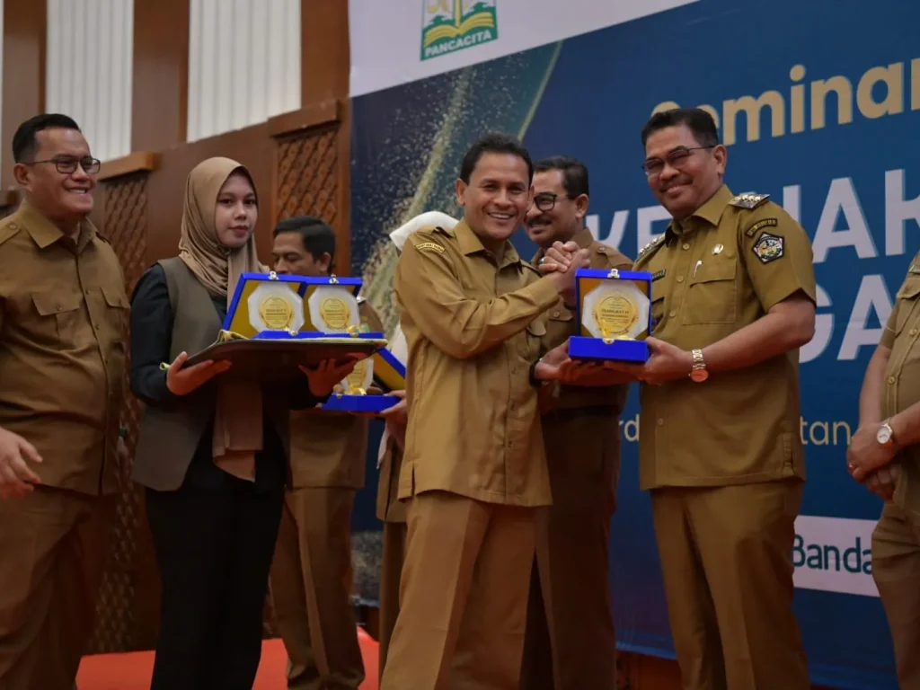 Foto: Penjabat (Pj) Wali Kota Lhokseumawe, A. Hanan, menerima penghargaan TAPE  Awards (Transfer Anggaran Berbasis Ekologi) atas Kinerja Lingkungan Hidup berdasarkan Penilaian Kinerja TAPE Aceh tahun 2023. Penghargaan ini diserahkan oleh Penjabat Gubernur Aceh melalui Asisten Perekonomian dan Pembangunan Sekda Aceh, Dr. Ir. Zulkifli, M.Si