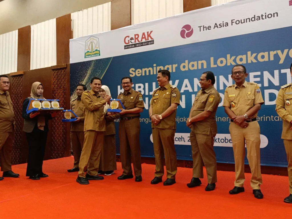 Foto:  Pj. Sekretaris Daerah Aceh Jaya, Asy'ari, S.E., M.Si menerima penghargaan yang diserahkan Asisten Perekonomian dan Pembangunan Sekretariat Aceh, Dr. Ir. Zulkifli, M.Si