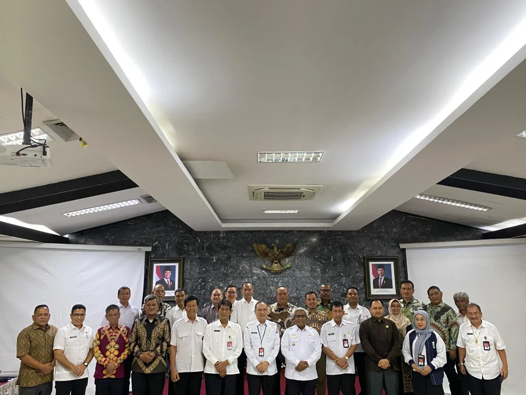 Foto: Penjabat (Pj.) Bupati Aceh Utara, Mahyuzar, mendapat apresiasi saat mengikuti evaluasi kinerja Penjabat Kepala Daerah yang dilaksanakan di Lantai 8, Gedung Inspektorat Jenderal Kementerian Dalam Negeri (Kemendagri), Jakarta, pada Rabu, 23 Oktober 2024.