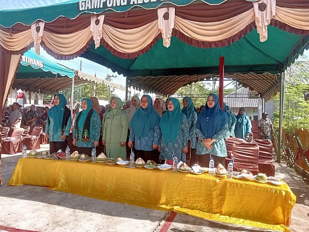 Foto: Penjabat Ketua TP-PKK Provinsi Aceh Ny Safriati Safrizal, SSi, MSi, mengunjungi Gampong Alue Rambe Kecamatan Kuta Makmur Kabupaten Aceh Utara dalam rangka pembinaan dan penilaian lomba Gampong Mawadah Warahmah (Gammawar), Jumat, 25 Oktober 2024.