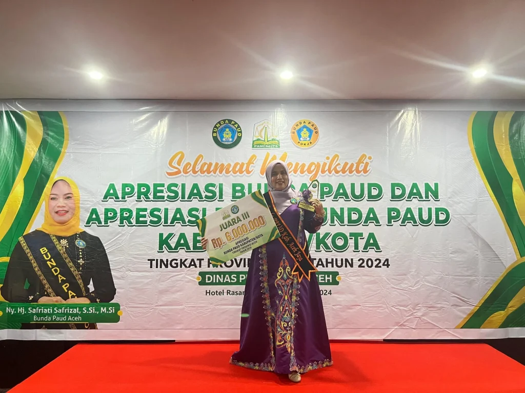 Foto: Penjabat (Pj) Bunda PAUD Aceh Jaya, Mahdalena, S.E., M.S.M., meraih juara III  Ajang Apresiasi Bunda PAUD Kabupaten/Kota Tingkat Provinsi Aceh Tahun 2024