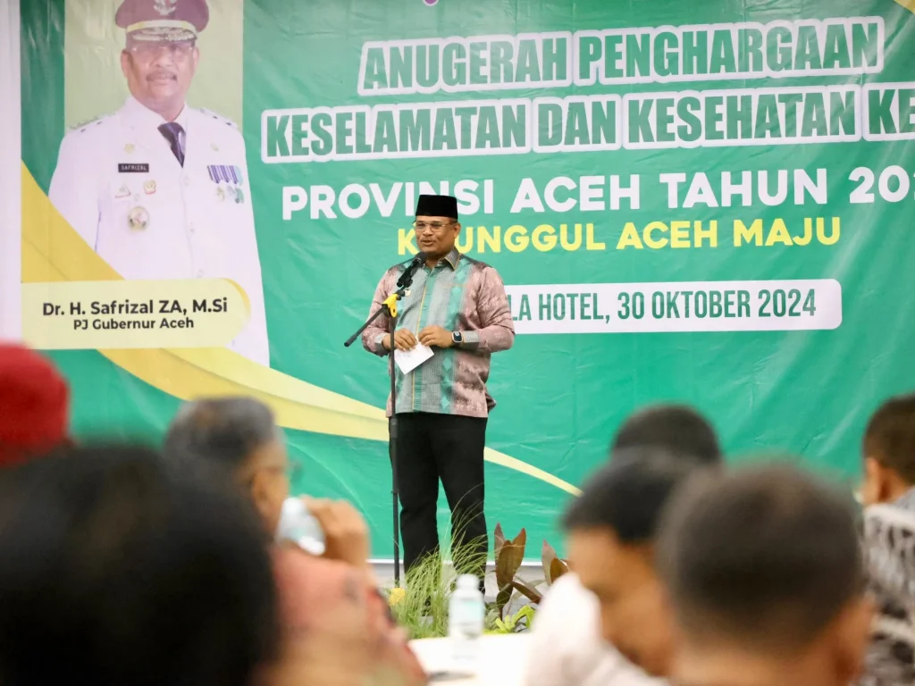 Foto: Penjabat Gubernur Aceh, Dr. H. Safrizal ZA, membuka acara anugerah penghargaan keselamatan dan kesehatan kerja tahun 2024, di Hotel Rasamala Banda Aceh, Rabu, 30/10/2024