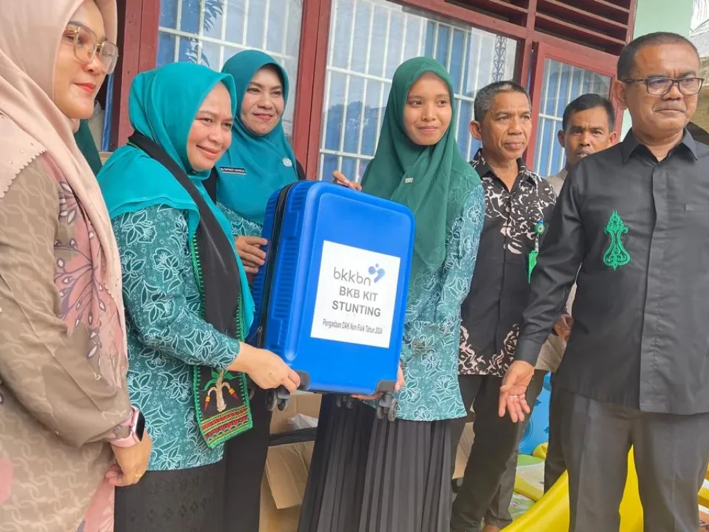 Foto: Kepala Dinas Pemberdayaan Masyarakat, Pengendalian Penduduk, dan Keluarga Berencana (DPMPPKB) Kabupaten Aceh Utara, Fuad Mukhtar, S.Sos., M.S.M., mendampingi Pj Ketua TP PKK Aceh Utara menerima Kit Stunting