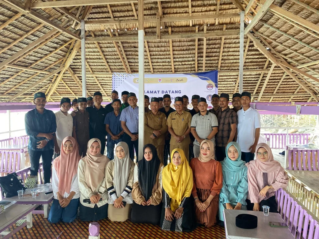 Foto: Dinas Kepemudaan, Olahraga dan Pariwisata (Disporapar) Aceh Utara memberikan pelatihan sumber daya manusia pariwisata kepada kelompok sadar wisata (Pokdarwis) dan juga penggiat wisata yang berada di Aceh Utara yang digelar di objek wisata lancok