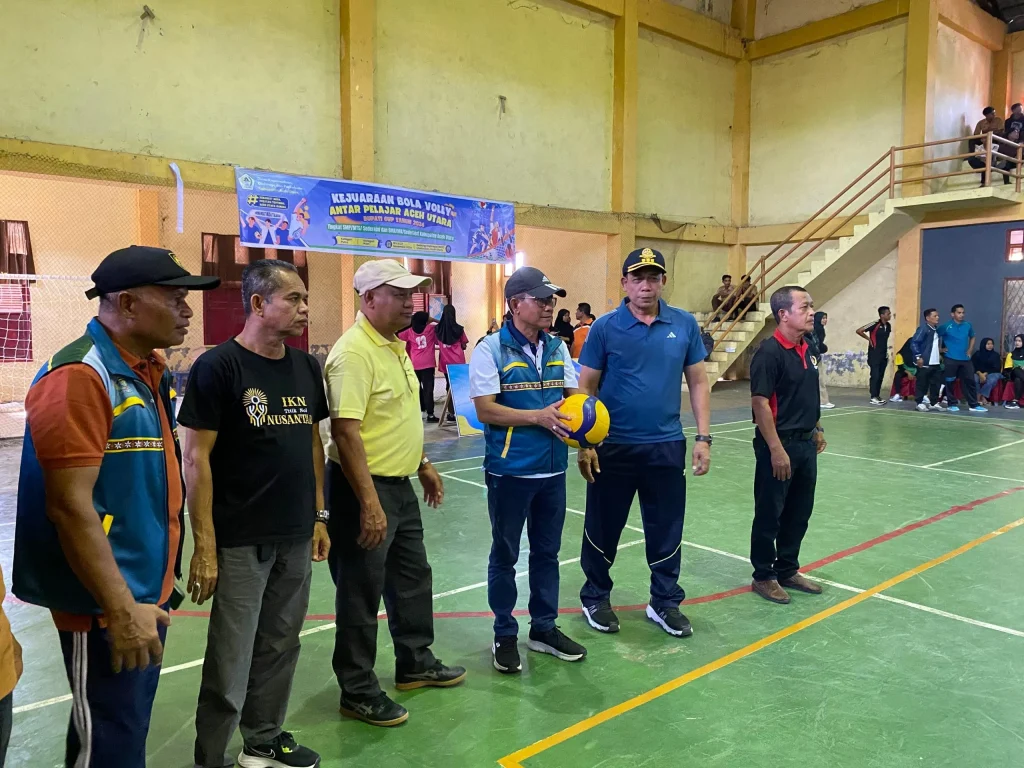 Foto:  Kepala Dinas Pemuda Olahraga dan Pariwisata, M. Nasir. S.Sos.,M.A.P melakukan Pukul pertama pembukaan turnamen Bola Voli Bupati Cup