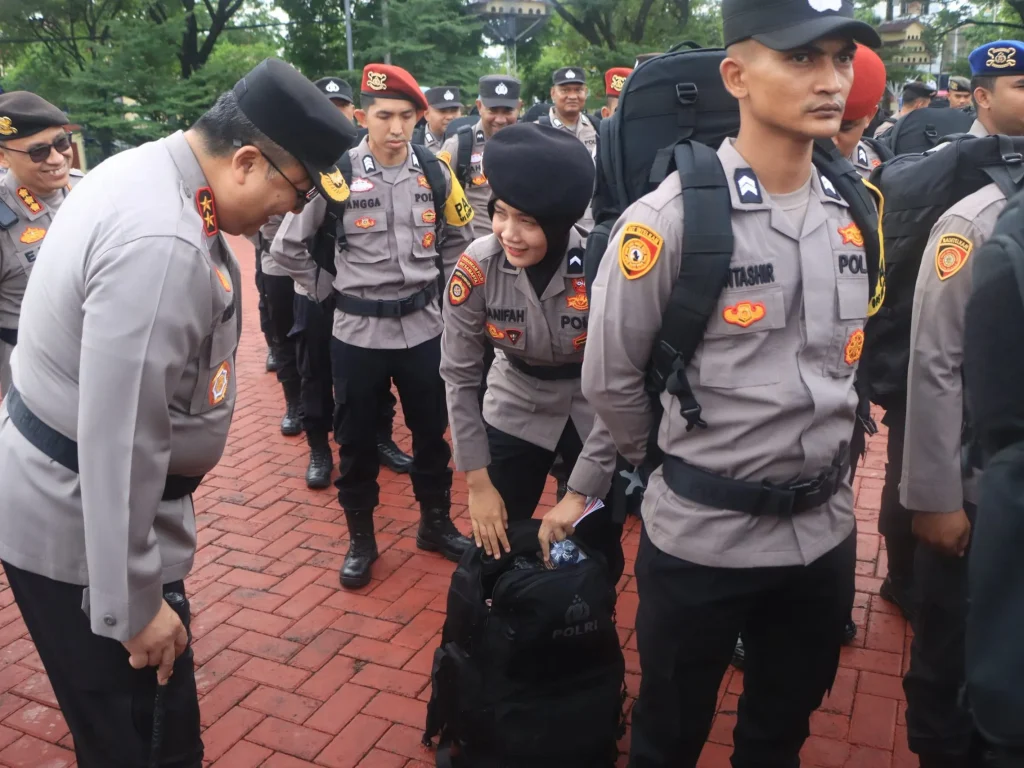 Foto: Kapolda Aceh, Irjen Achmad Kartiko, dalam amanatnya saat apel pemberangkatan personel BKO Pam TPS di Polda Aceh, Minggu, 24 November 2024.