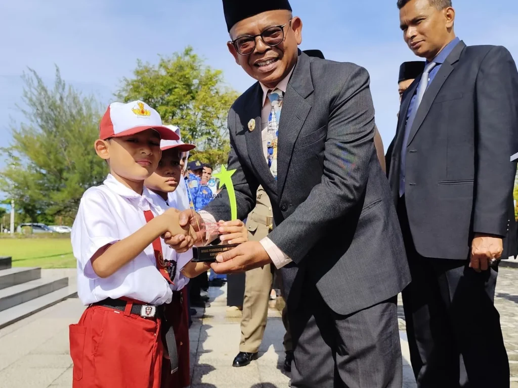 Foto: Dr. A. Murtala, M.Si menyerahkan Beasiswa kepada  Siswa berprestasi