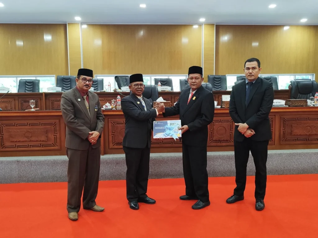 Foto: Penjabat Bupati Aceh Jaya, Dr. A. Murtala, M.Si, secara resmi menyampaikan Nota Keuangan Rancangan Anggaran Pendapatan dan Belanja Kabupaten (R-APBK) Aceh Jaya Tahun Anggaran 2025 pada Rapat Paripurna Ke-VII Masa Persidangan I Tahun Sidang 2024-2025 Dewan Perwakilan Rakyat Kabupaten (DPRK) Aceh Jaya, yang dilaksanakan di Gedung DPRK Aceh Jaya