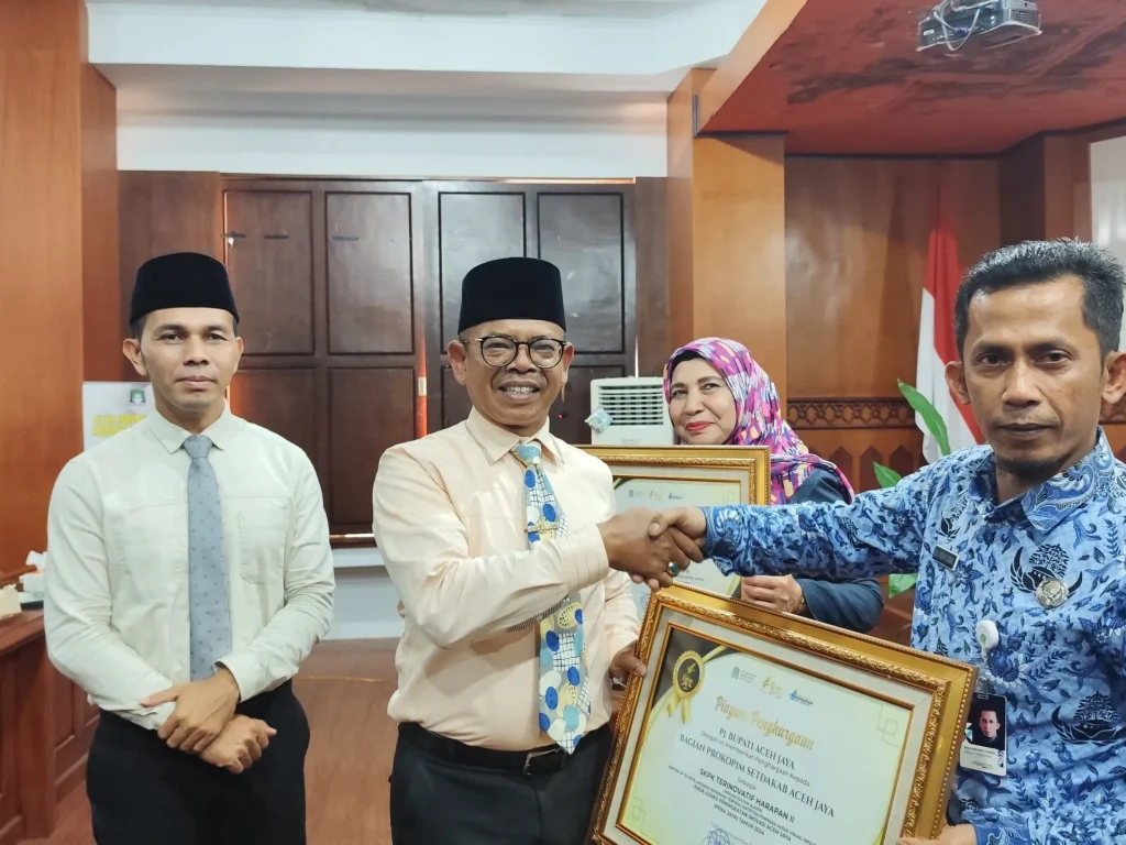 Foto: Bupati Aceh Jaya, Dr. A. Murtala, M.Si menyerahkan Pena Jaya Kepada salahsatu Inovator Prokopim Aceh Jaya