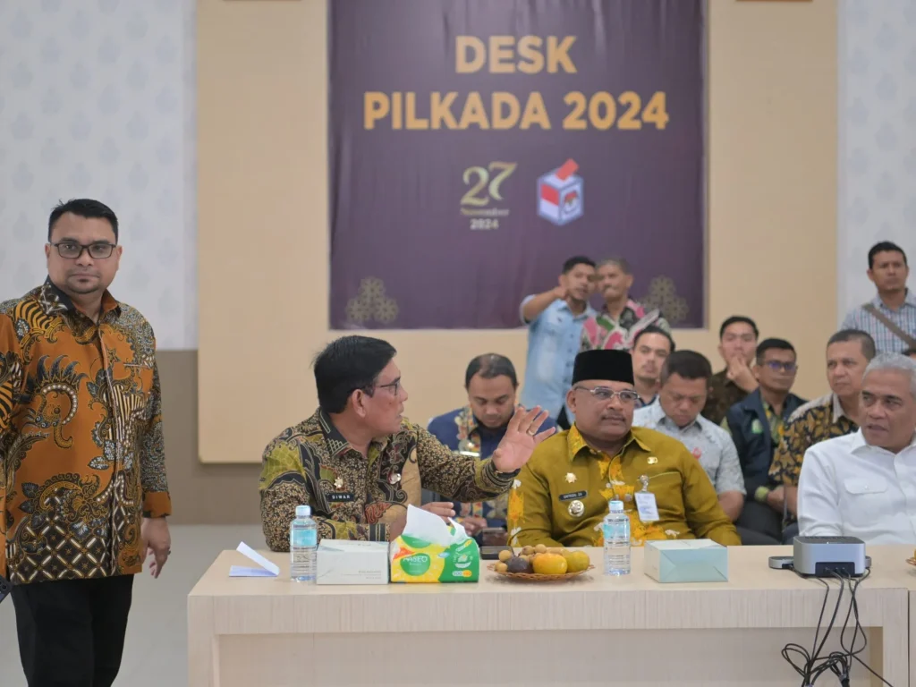 Foto: Pj Gubernur Aceh, Dr. H. Safrrizal ZA, M.Si, memantau langsung perkembangan hasil perhitungan suara sementara Pemilihan Kepala Daerah di Aceh, di Kantor Badan Kesatuan Bangsa dan Politik atau Kesbangpol Aceh, Kamis, (28/11/2024)
