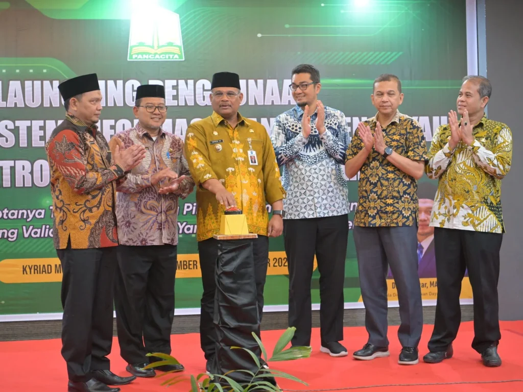 Foto: Pj Gubernur Aceh, Dr. H. Safrizal ZA, M.Si, meluncurkan aplikasi sistem  informasi manajemen  dayah, di Hotel Kyriad Muraya Banda Aceh, Kamis, (28/11/2024).