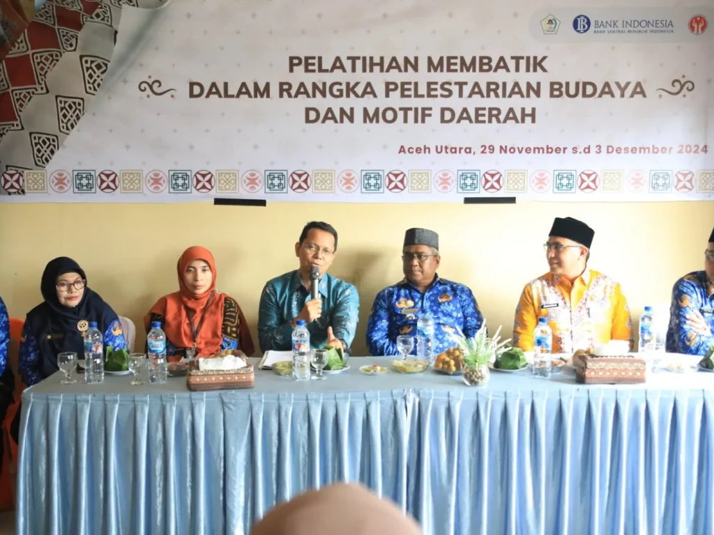 Foto: Pj. Bupati Aceh Utara Dr. Drs. Mahyuzar, MSi  membuka pelatihan Membatik yang dibuka di UPT-IKM Gampong Alue Bili, Kecamatan Baktiya, Kabupaten setempat.