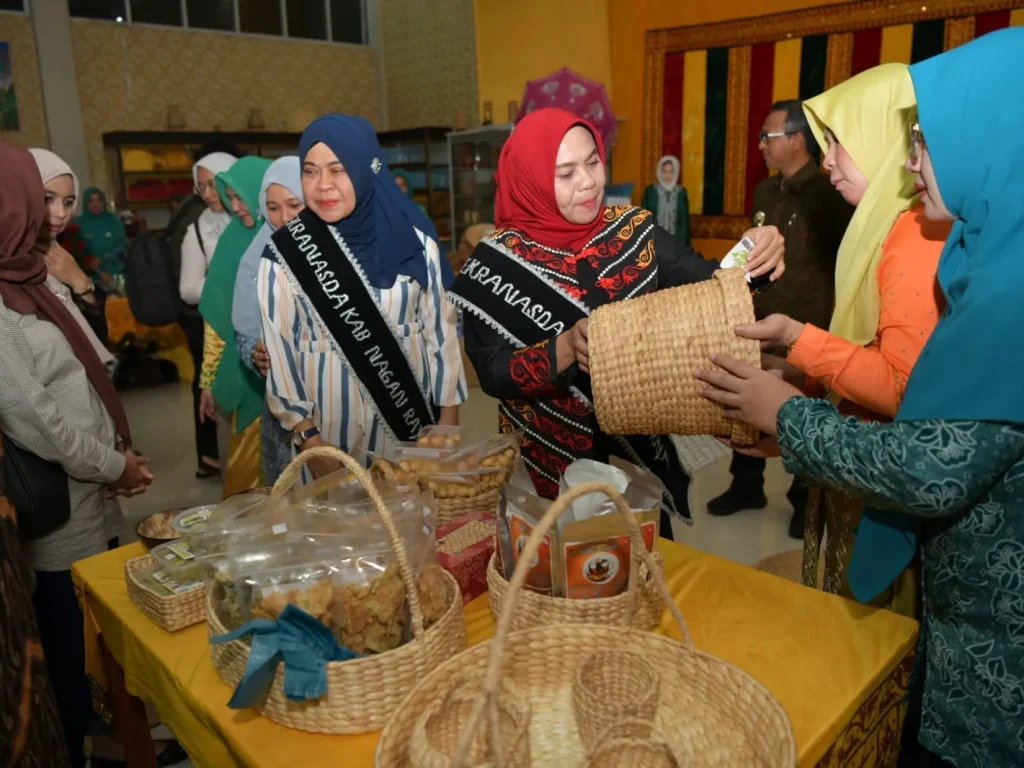 Foto: Pj. Ketua Dekranasda Aceh, Safriati didampingi Ketua DWP Aceh, Sukmawati Silaturahmi dan Jamuan Makan Malam bersama Forkopimda beserta Jajaran Penjabat Nagan Raya di Pendopo Bupati Nagan Raya, Minggu, 01/12/2024.