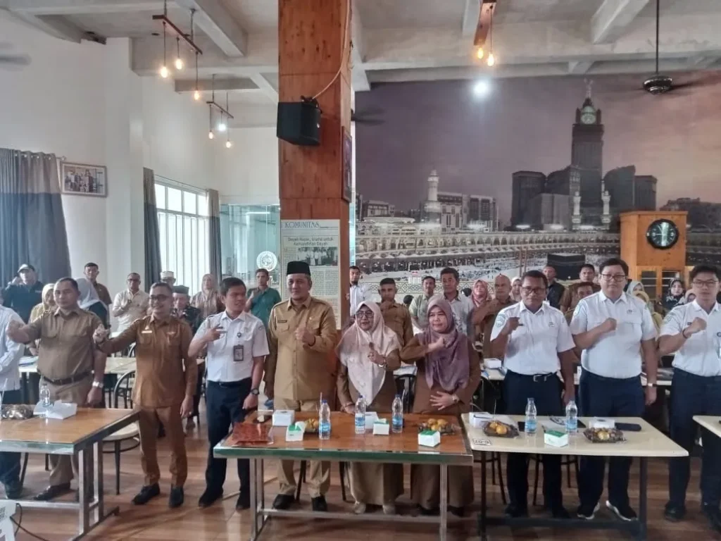 Foto:  Penjabat (Pj) Bupati Aceh Utara Dr Mahyuzar, MSi, diwakili oleh Pj Sekda Dayan Albar, SSos, MAP, membuka Sekolah Lapang Iklim (SLI) Operasional, acara berlangsung di Aula Madinah Dayah Kupie, Simpang Cibrek, Kecamatan Syamtalira Aron, Selasa, 3 Desember 2024.