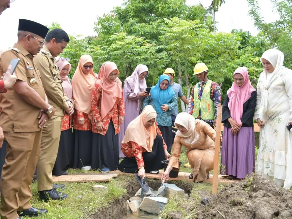 Foto: Pj. Pembina DWP Aceh, Safriati, S. Si. M. Si bersama Plt. Ketua DWP Aceh, Sukmawati, Pj. Bupati Aceh Jaya, Murthala dan seluruh pengurus DWP Aceh melakukan peletakan Batu Pertama Pembangunan Rumah Sangat Sederhana Bantuan DWP Aceh Kepada Ibu Samsidar di Gampong Panton Makmur, Kecamatan Krueng Sabe, Aceh Jaya, Selasa, 03/12/2024.