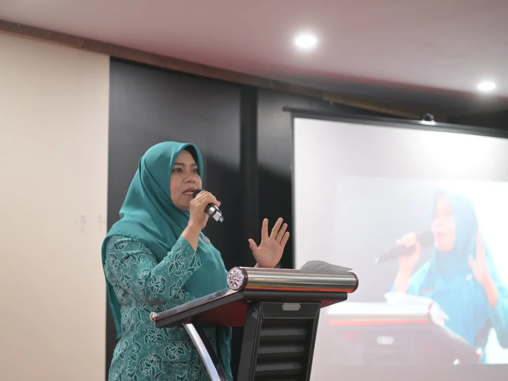 Foto: Penjabat Ketua PKK Aceh, Hj. Safriati, membuka Pekan Raya Leuser 2024, yang diselenggarakan oleh Yayasan Hutan, Alam, dan Lingkungan Aceh (HAkA), di Banda Aceh, Jumat (6/12/2024). Acara bertema Woman in Conservation itu diikuti oleh peserta dari 15 kabupaten/kota, yang sebagian besarnya adalah perempuan.