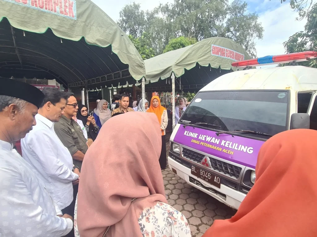 Foto: Asisten Perekonomian dan Pembangunan Sekda Aceh Zulkifli meluncurkan Klik Kesehatan Hewan Keliling