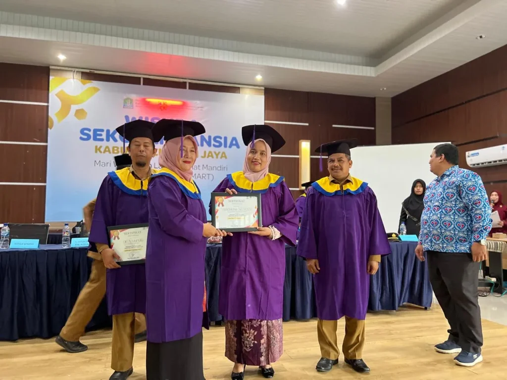 Foto: Badan Kependudukan dan Keluarga Berencana Nasional (BKKBN) Aceh memberikan penghargaan kepada Pj. Ketua TP-PKK Kabupaten Aceh Jaya, Mahdalena, SE., M.Si., sebagai Penggerak Sekolah Lansia