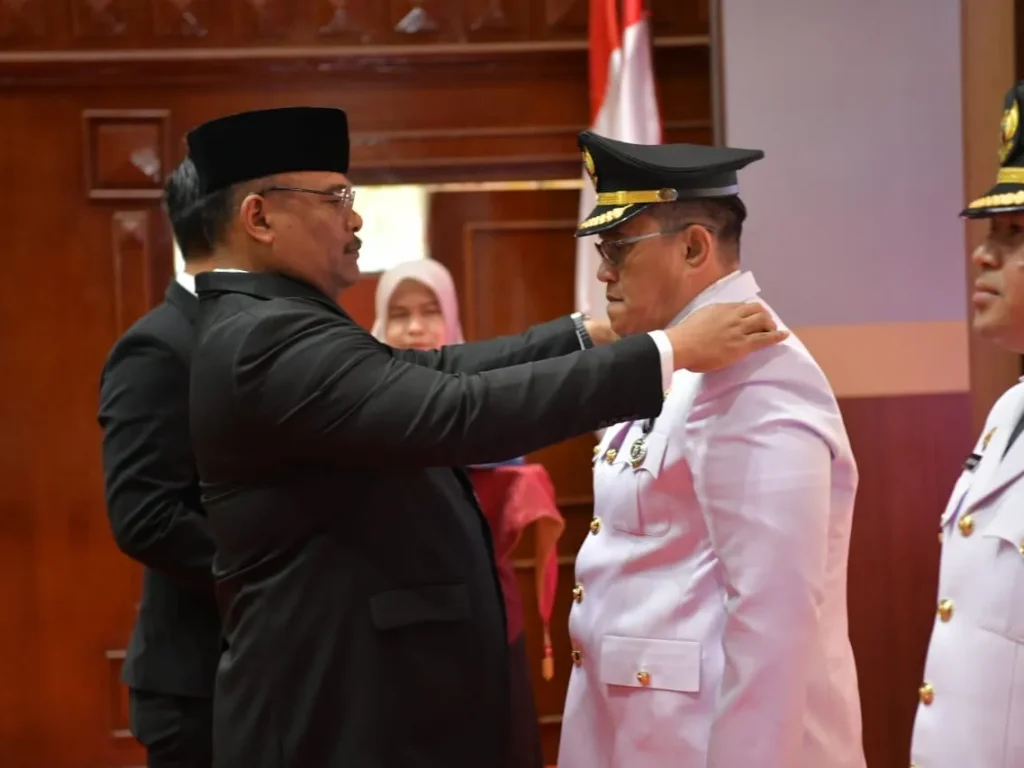Foto: Pj. Gubernur Aceh, Dr. Safrizal, ZA. M. Si Pengambilan Sumpah dan Pelantikan Pj. Bupati Pidie Jaya, T. Ahmad Dadek dan Pj. Walikota Banda Aceh, Almuniza Kamal di Anjong  Monmata pendopo Gubernur Aceh, Banda Aceh, Kamis, 12/12/2024.