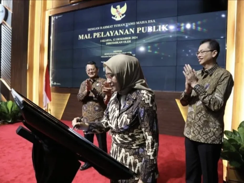 Foto: Menteri Pendayagunaan Aparatur Negara dan Reformasi Birokrasi (Menpan RB) Rini Widyantini meresmikan Mal Pelayanan Publik (MPP) Kota Lhokseumawe bersama 41 kabupaten/kota lainnya pada Kamis (12/12) pagi di Jakarta, dalam rapat koordinasi penguatan implementasi MPP.