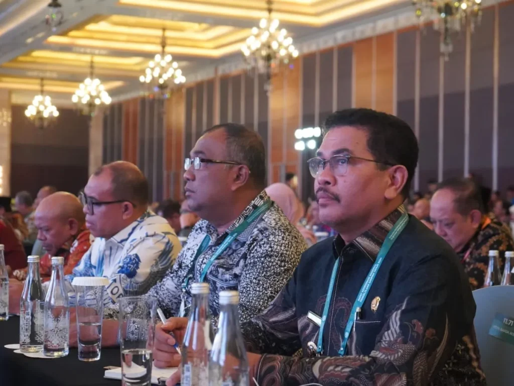 Foto: Pj Wali Kota Lhokseumawe Dorong Penguatan Pengelolaan Sampah di Rakornas 2024 Pj Wali Kota Lhokseumawe Dorong Penguatan Pengelolaan Sampah di Rakornas 2024Penjabat (Pj) Wali Kota Lhokseumawe, A. Hanan, S.P., M.M., menghadiri Rapat Koordinasi Nasional (Rakornas) Pengelolaan Sampah 2024 yang diselenggarakan oleh Kementerian Lingkungan Hidup dan Badan Pengendalian Lingkungan Hidup (BPLH) di Grand Ballroom Hotel Kempinski, Jakarta. 12 Desember 2024