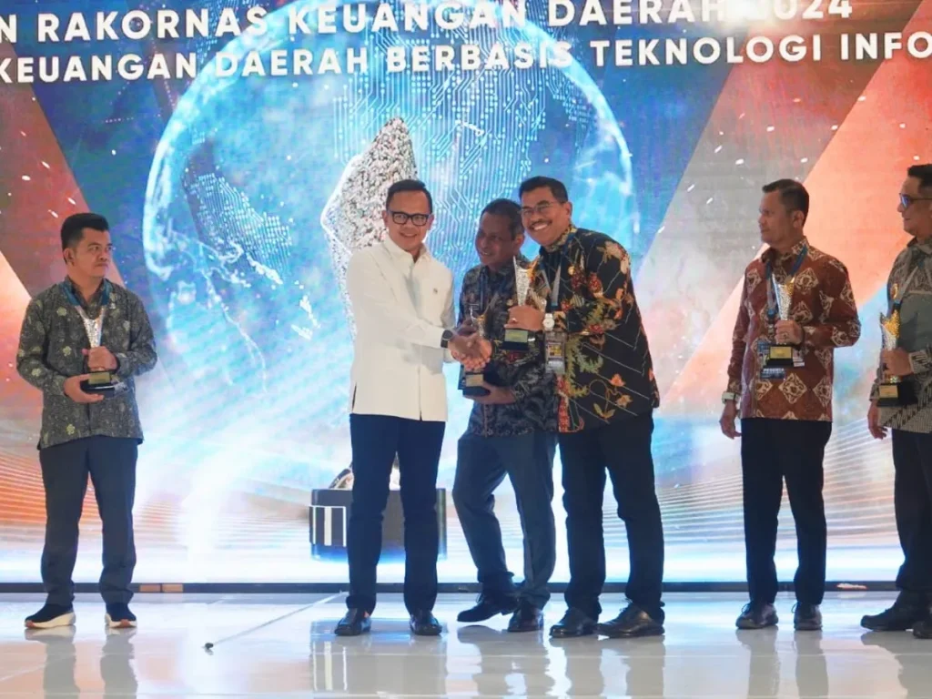 Foto: Penjabat (Pj) Wali Kota Lhokseumawe, A. Hanan menerima penghargaan APBD Awards Tahun 2024