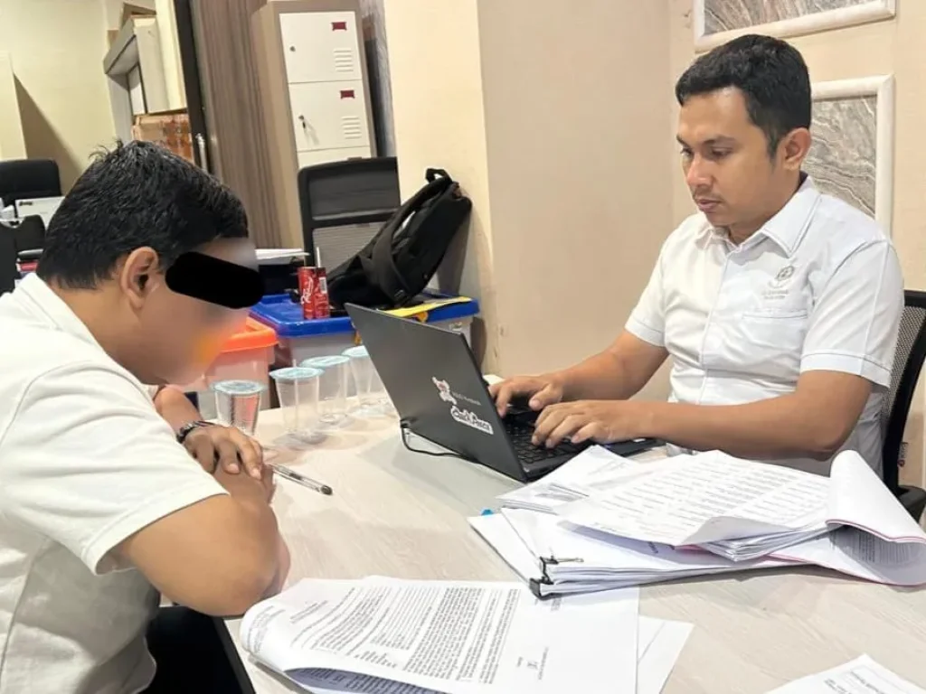 Foto: Penyidik Subdit II Fismondev Ditreskrimsus Polda Aceh menahan seorang karyawan Bank Syariah Indonesia (BSI) berinisial AD (30) yang diduga terlibat dalam kasus pengalihan dana deposito nasabah sebesar Rp700 juta. Penahanan dilakukan pada Rabu, 18 Desember 2024.